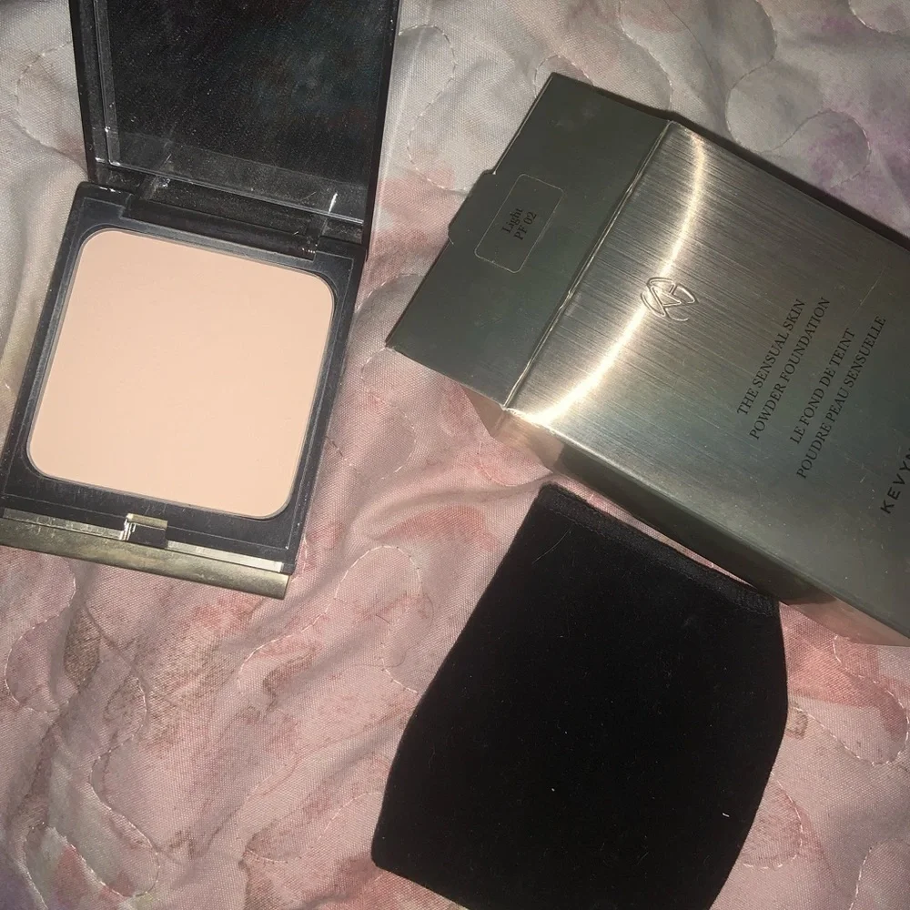 COPY - Kevyn aucoin sensual skin powder foundation in light